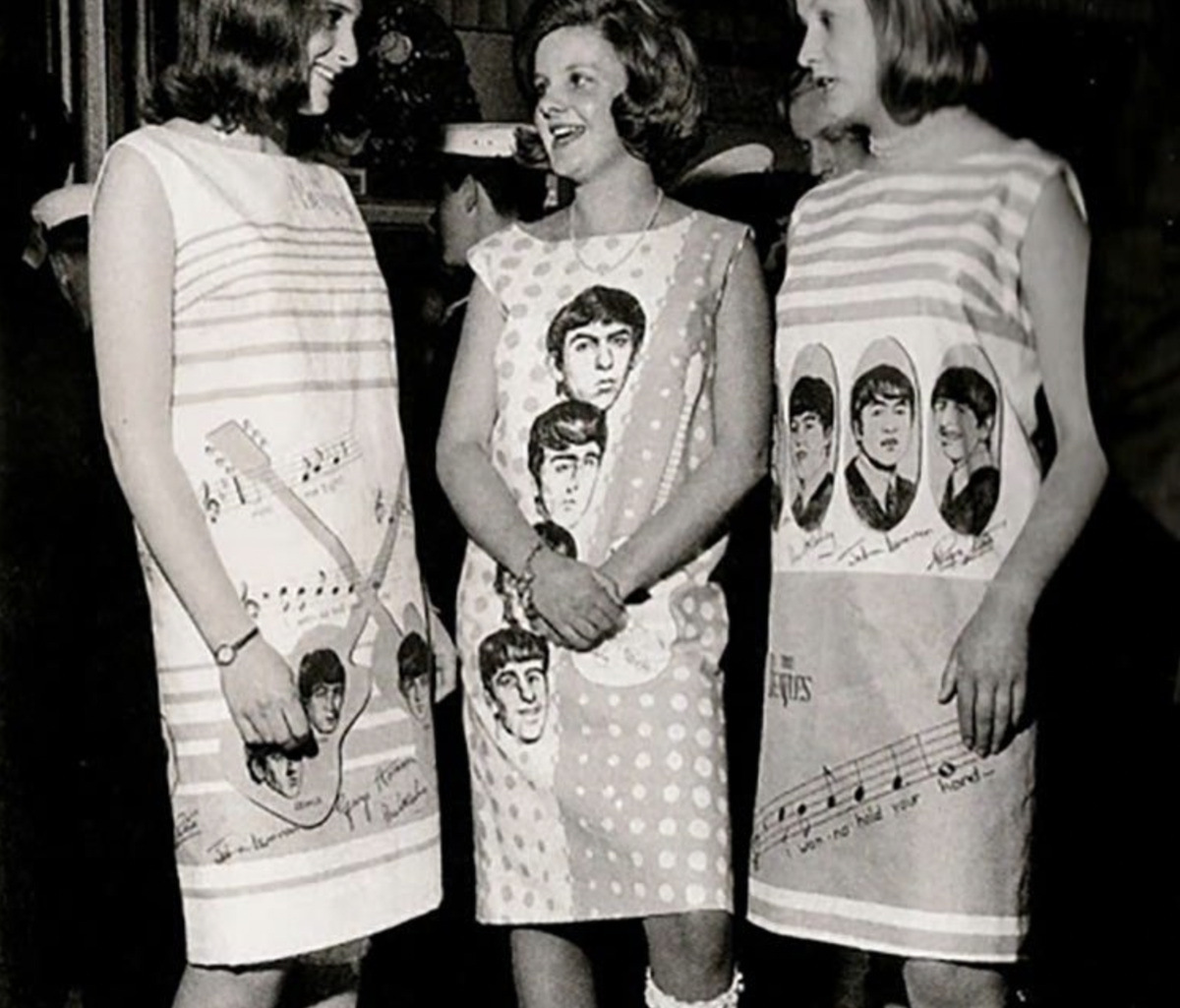 Битлы на платьях, узнали? 