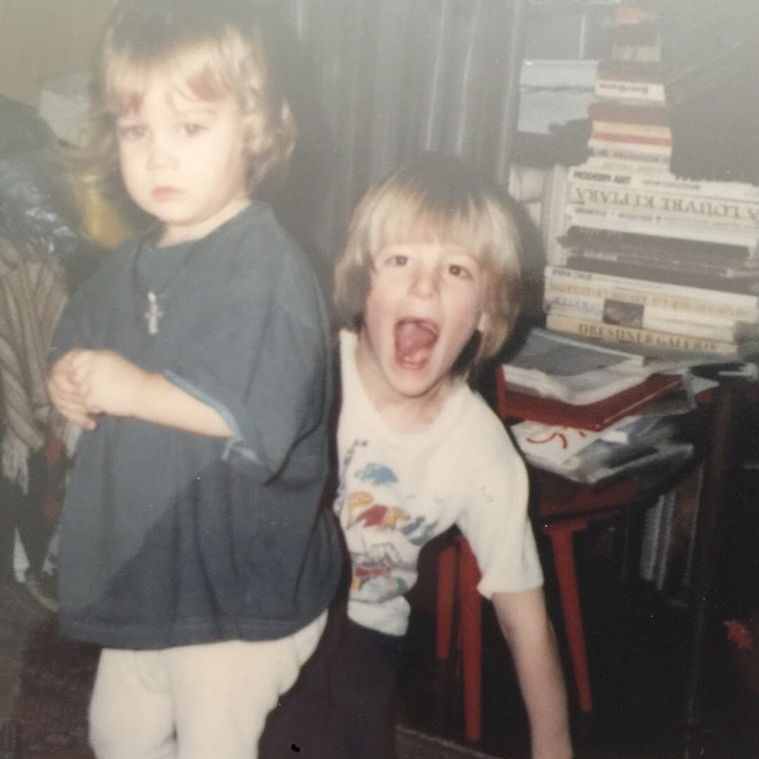 Иван с сестрой Лизой. Фото: instagram / ivanfilippovich