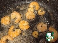     Обжариваем чеснок в масле и вытаскиваем его. Кладём креветки и обжариваем около 5 минут