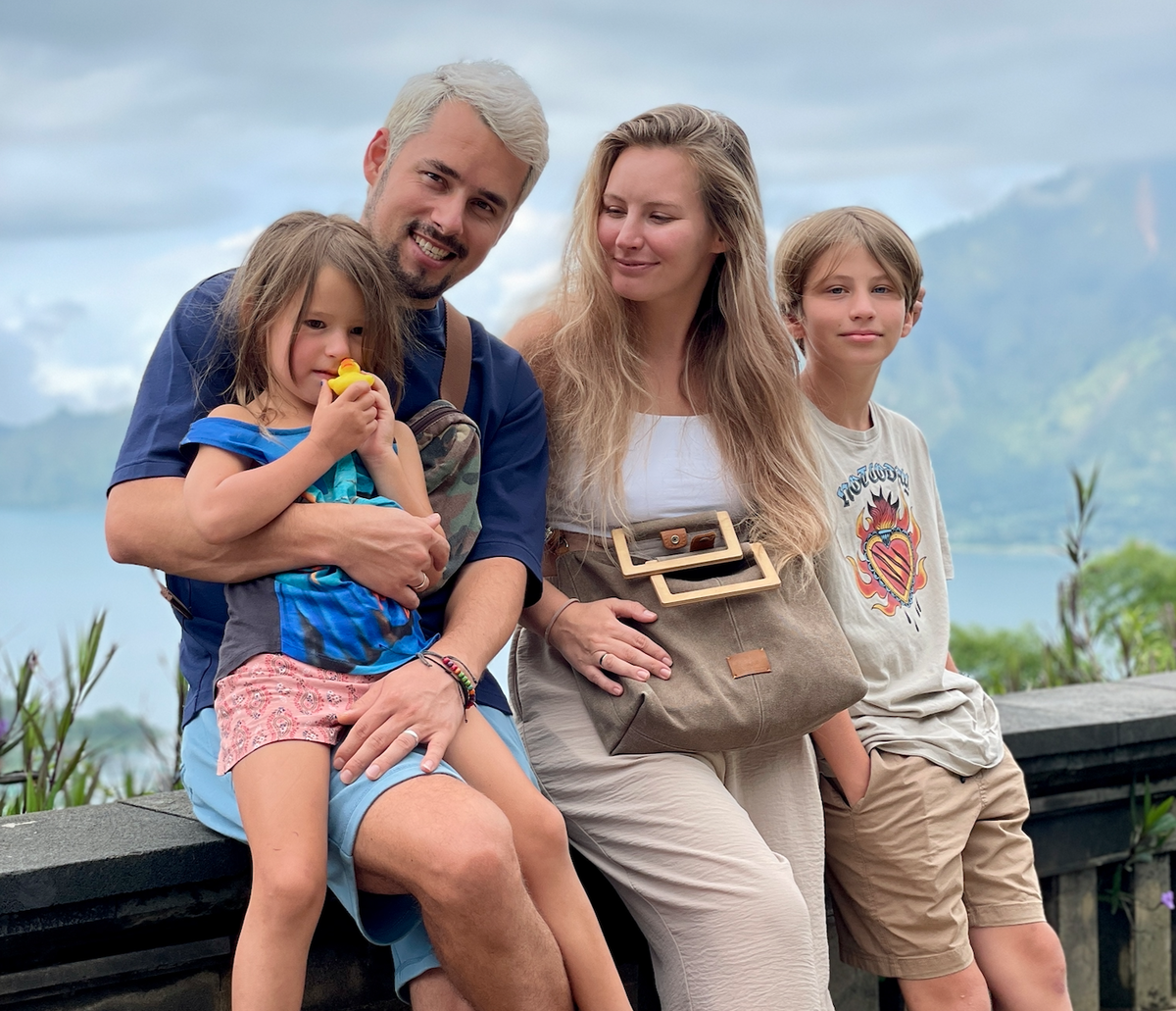 Это наша семья, обычно мы живем в Москве, а сейчас зимуем на Бали. Добро пожаловать на мой канал :)