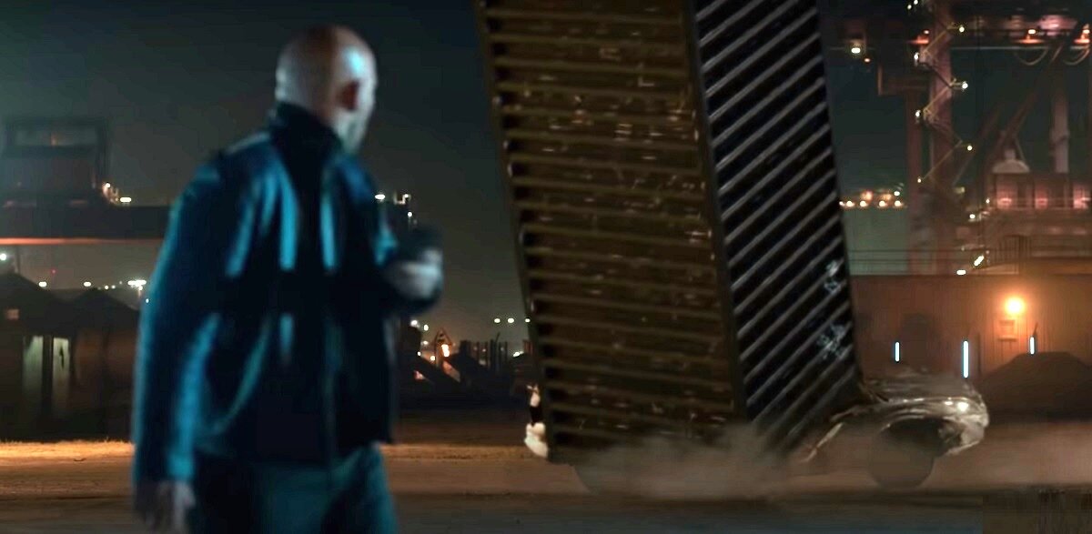 И для кого, спрашивается, пишутся таблички "Не стой под стрелой!"? 