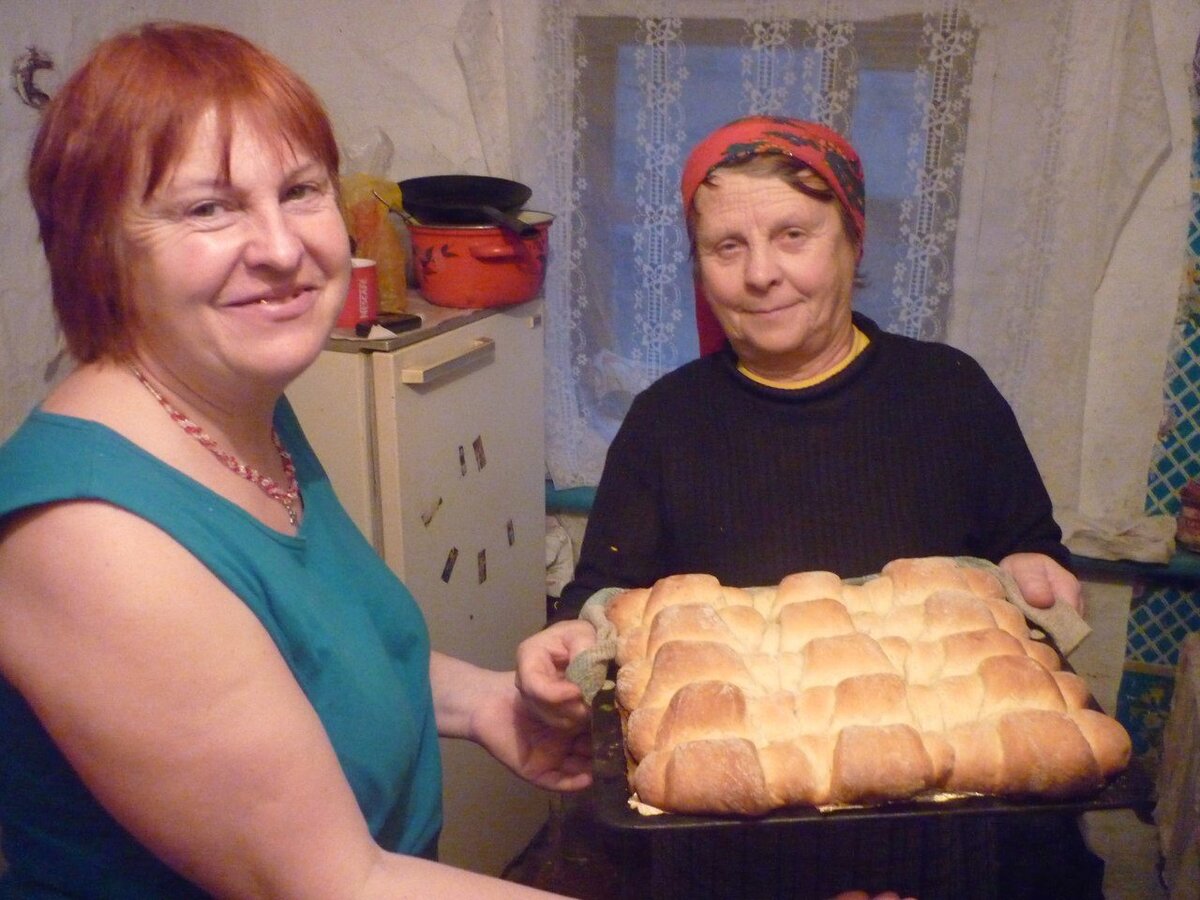 Тетя Лида ( сестра отца) и я. Я слева