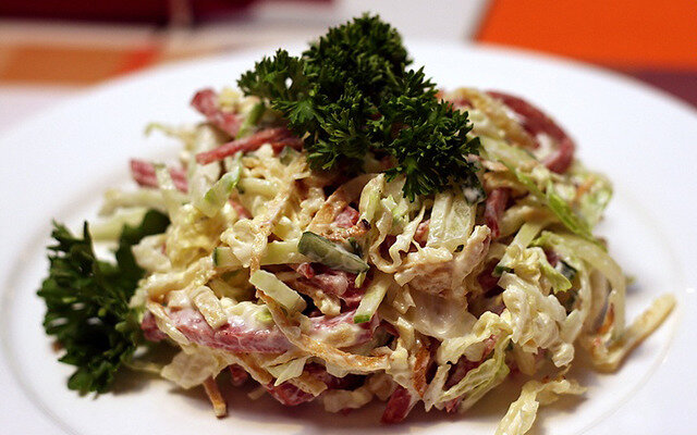 Салат с колбасками гриль. Салат с говядиной и грибами. Салат охотничий с копченой. Салат с копчёной курицей и грибами. Салат охотничий с копченой колбасой.