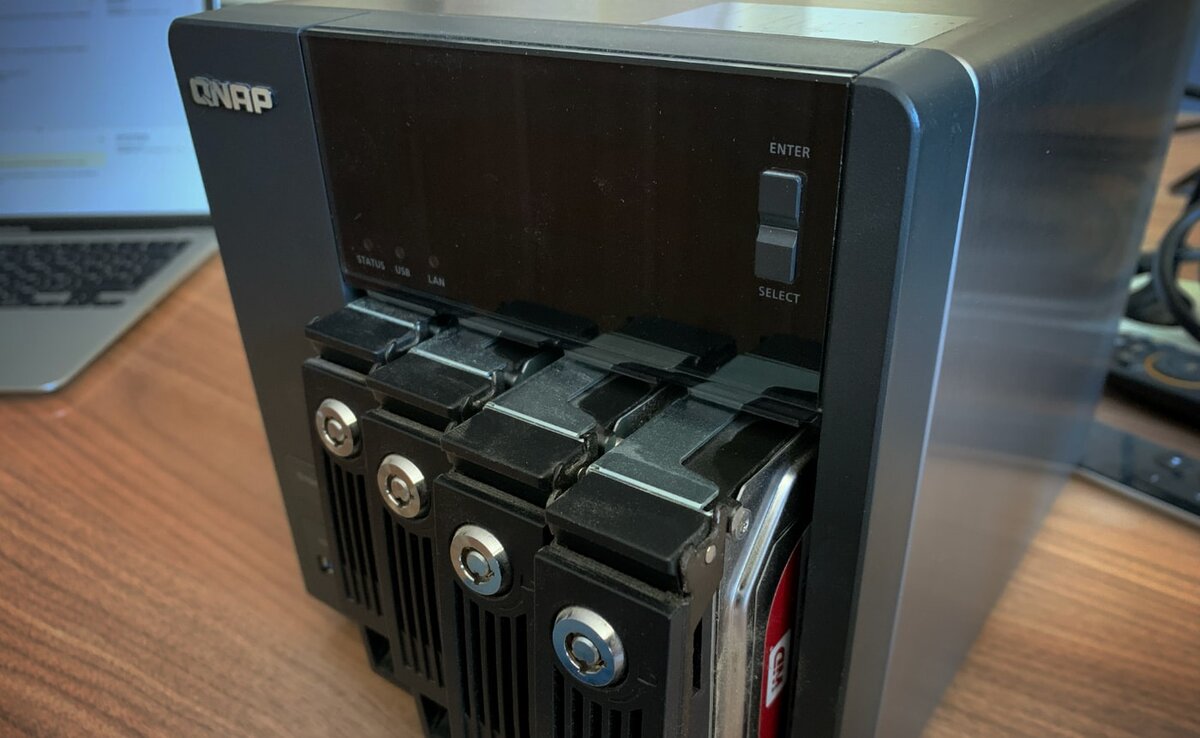 RAID-массив 6 уровня из четырёх дисков в сетевом накопителе