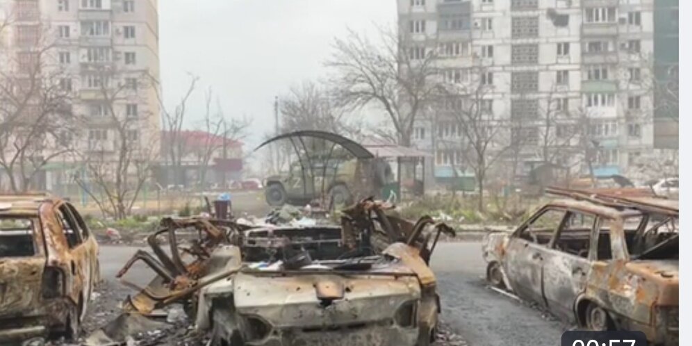 Источник звука, видимо, броневик в центре двора, полускрытый растительностью и сгоревшими авто. You can watch this one-minute video in a separate publication.