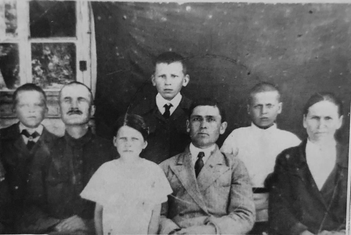 Семья отличников, в центре директор школы