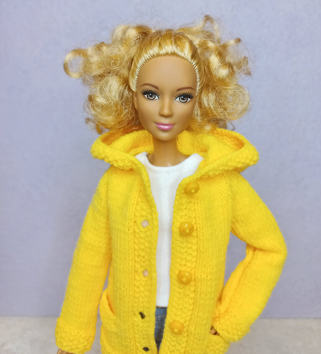 Кардиган с капюшоном и карманами для кукол Barbie и Barbie curvy