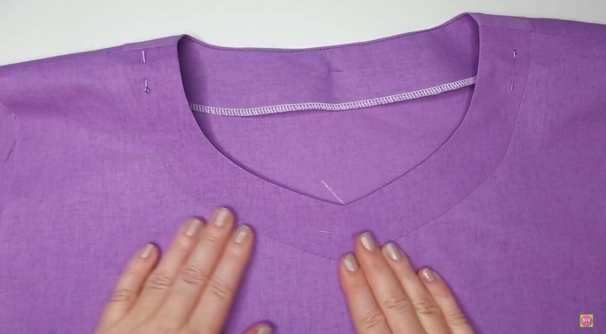 Как уменьшить вырез горловины на готовом изделии. Шов для сборки ткани. Как уменьшить вырез горловины на готовом изделии. Широкая обтачка горловины у платья. Как уменьшить вырез горловины на готовом изделии.