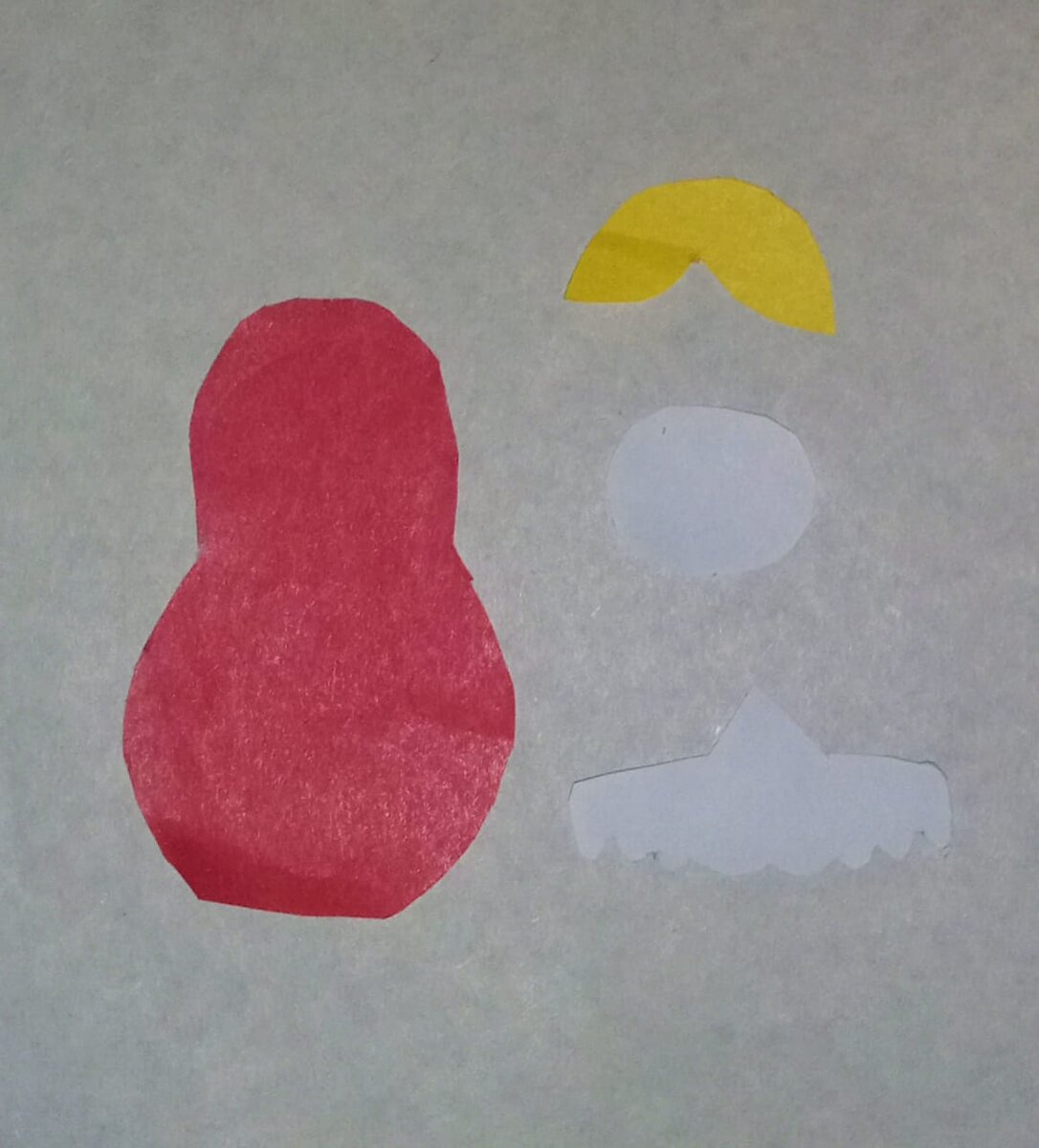 Матрешка — наиболее известный и наиболее популярный из всех российских сувениров. Традиционным дизайном матрешки поныне является образ молодой русской женщины, одетой в национальный костюм и с косынкой на голове.