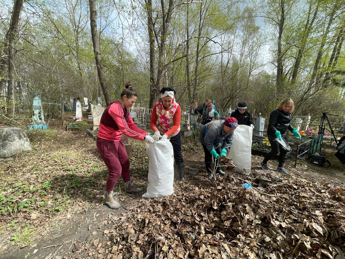 Одни могилы освобождаем от мусора, другие в нём копаем | Полевской 24 /  Рабочая правда | Дзен