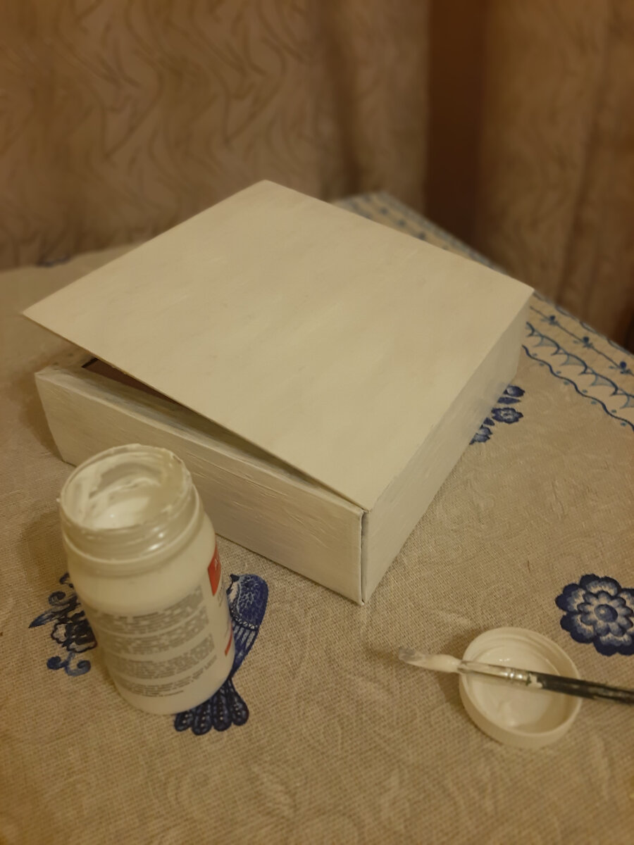 Получилась жёсткая белая коробочка.