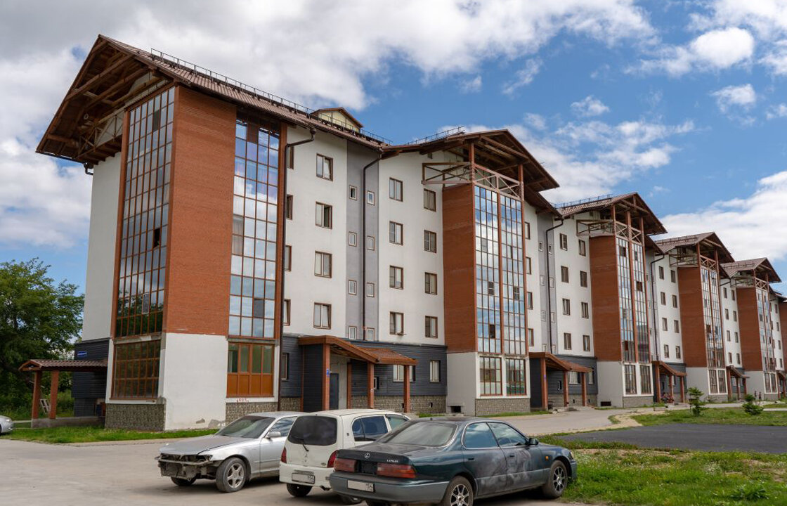 А вот многоквартирные дома в России с "альпийскими" карнизами. Как вам?