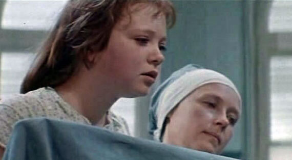 Татьяна Божок и Ия Саввина. Кадр из фильма «Каждый день доктора Калинниковой»