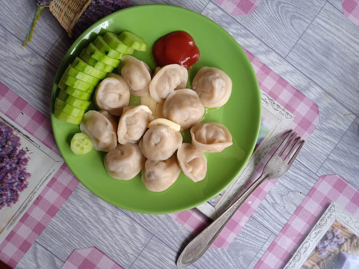 Дочка любит есть со сливочным маслом и кетчупом. Огурчик - неприменно должен быть. 