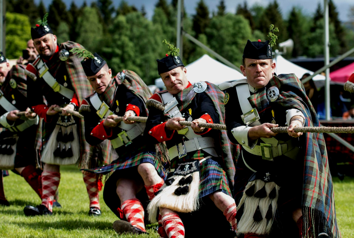 People live in scotland. Фестиваль Highland Gatherings в Шотландии. Хайленд геймс в Шотландии. Игры Горцев в Шотландии. Горские игры в Шотландии.