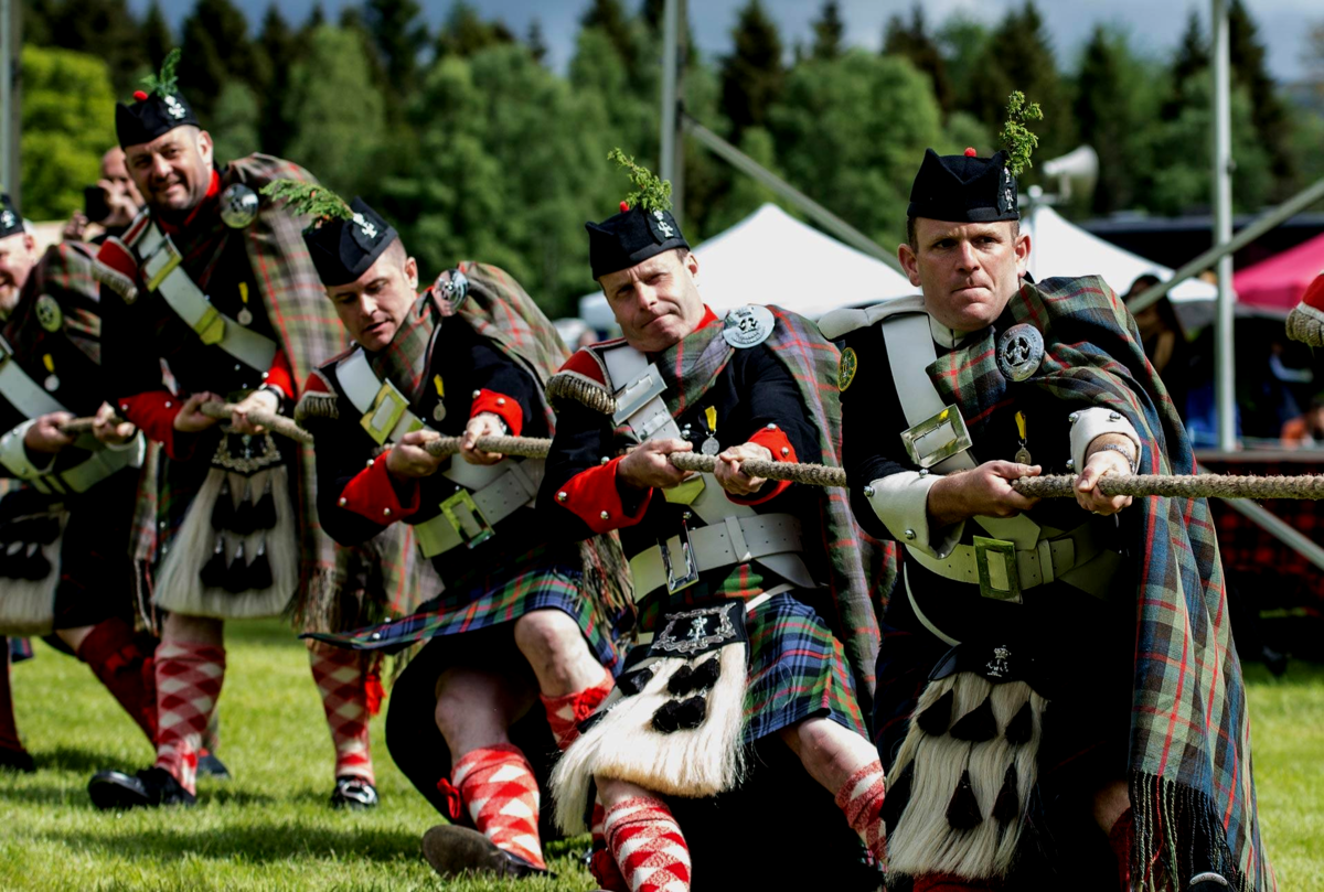 Когда появилась шотландия. Фестиваль Highland Gatherings в Шотландии. Хайленд геймс в Шотландии. Игры Горцев в Шотландии. Горские игры в Шотландии.