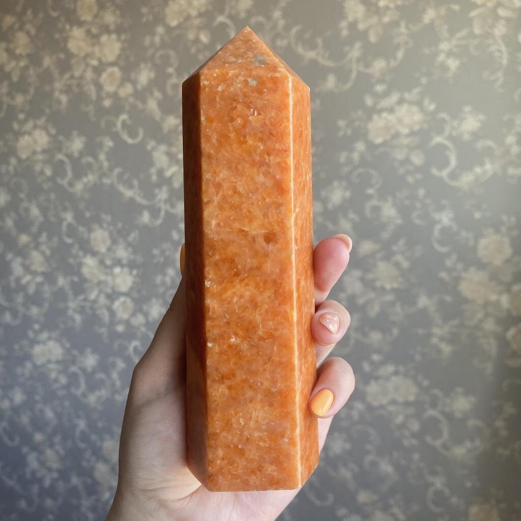 солнечный кальцит (с переливами по плоскостям спайности)