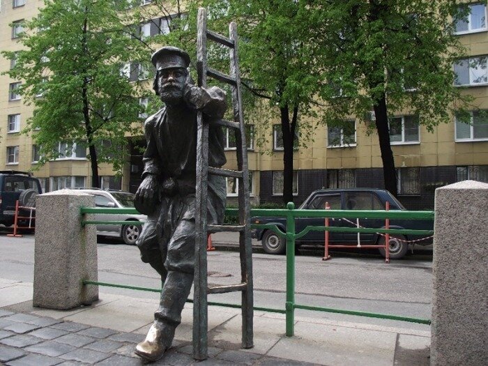 Санкт-Петербург. Памятник фонарщику на Одесской улице.