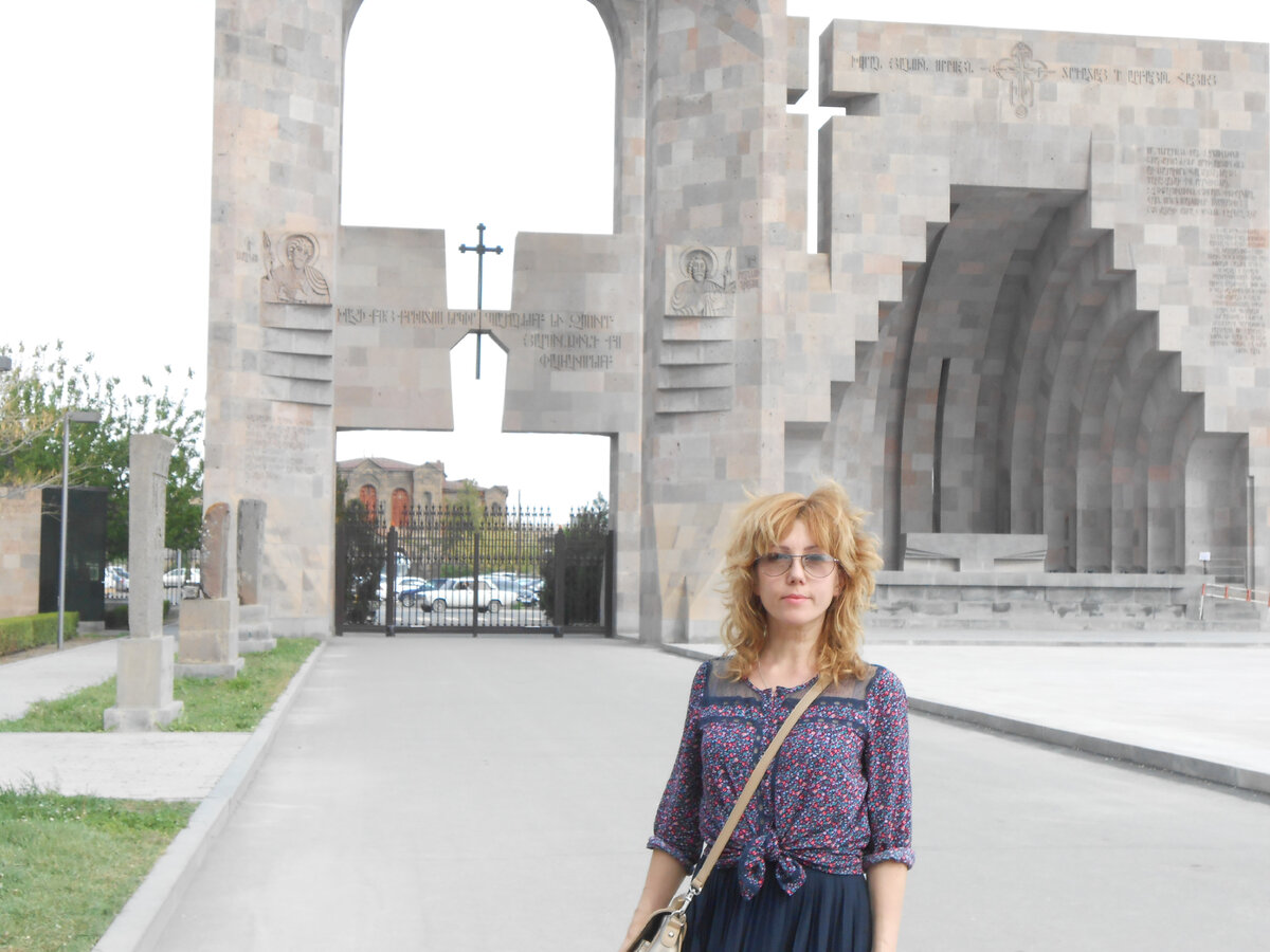 Ворота Царя Трдата Великого и Григория Просветителя.Правая часть  представляет собой открытый алтарь Царя Святого Трдата.Эчмиадзин. Валерьевна(с)