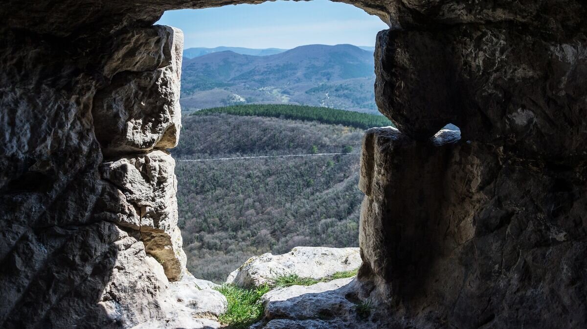    Вид на окрестности из пещерного города Мангуп в Крыму© РИА Новости / Алексей Мальгавко