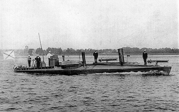 Миноносец №141 типа «Пернов».  Заложен на стапеле Невского судомеханического завода в 1896 году, спущен в августе 1897, вступил в строй в ноябре 1897 года. 8 февраля 1911 года сдан в Кронштадтский военноый порт для разоружения, демонтажа и реализации с исключением из списков Балтийского флота.