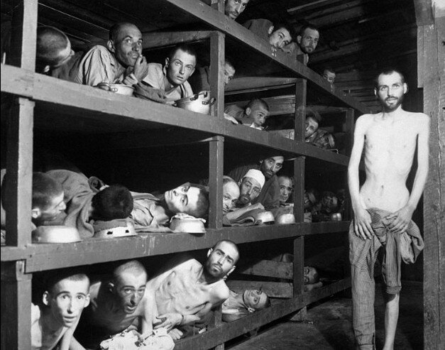 На фото: заключенные  Бухенвальда после освобождения в 1945 году.