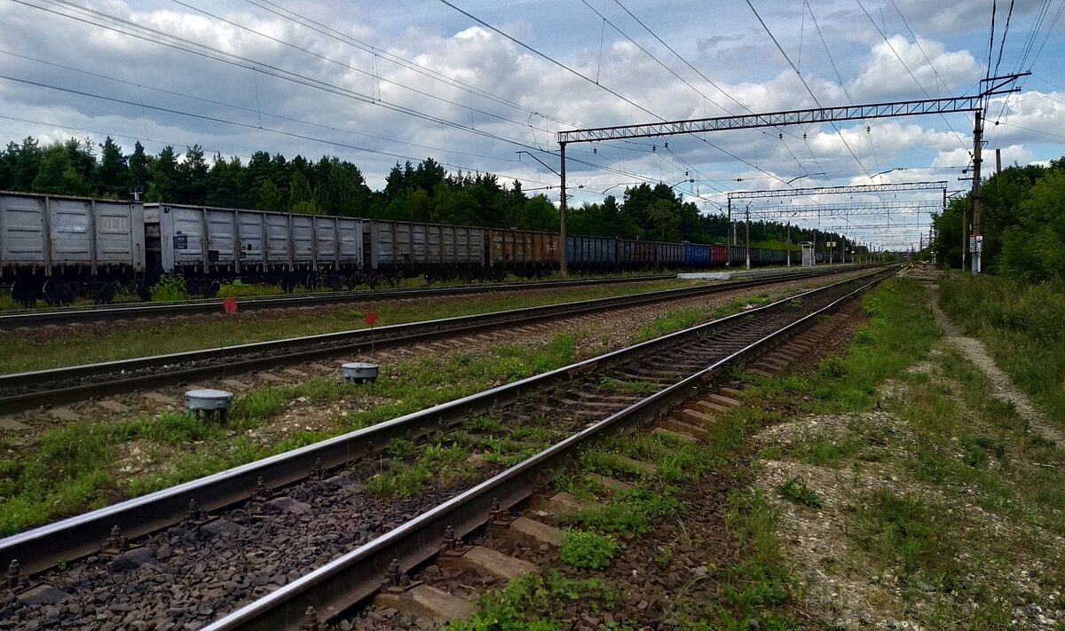  Вид на станцию Дулёво и её островную платформу в центре, видимо сейчас только она и принимает пассажиров (здание вокзала станции расположено справа), фото автора