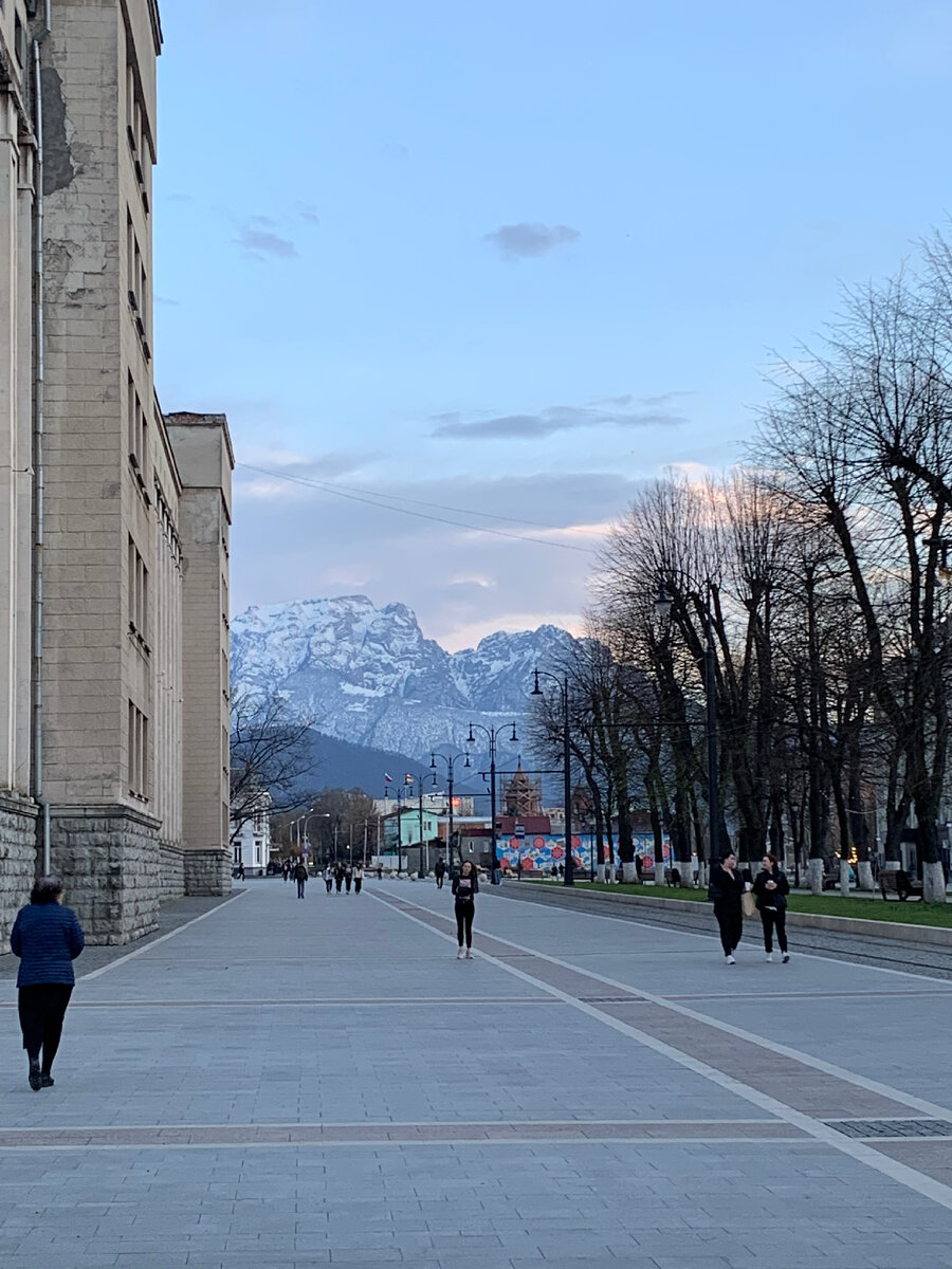 Вид на Столовую гору из Владикавказа