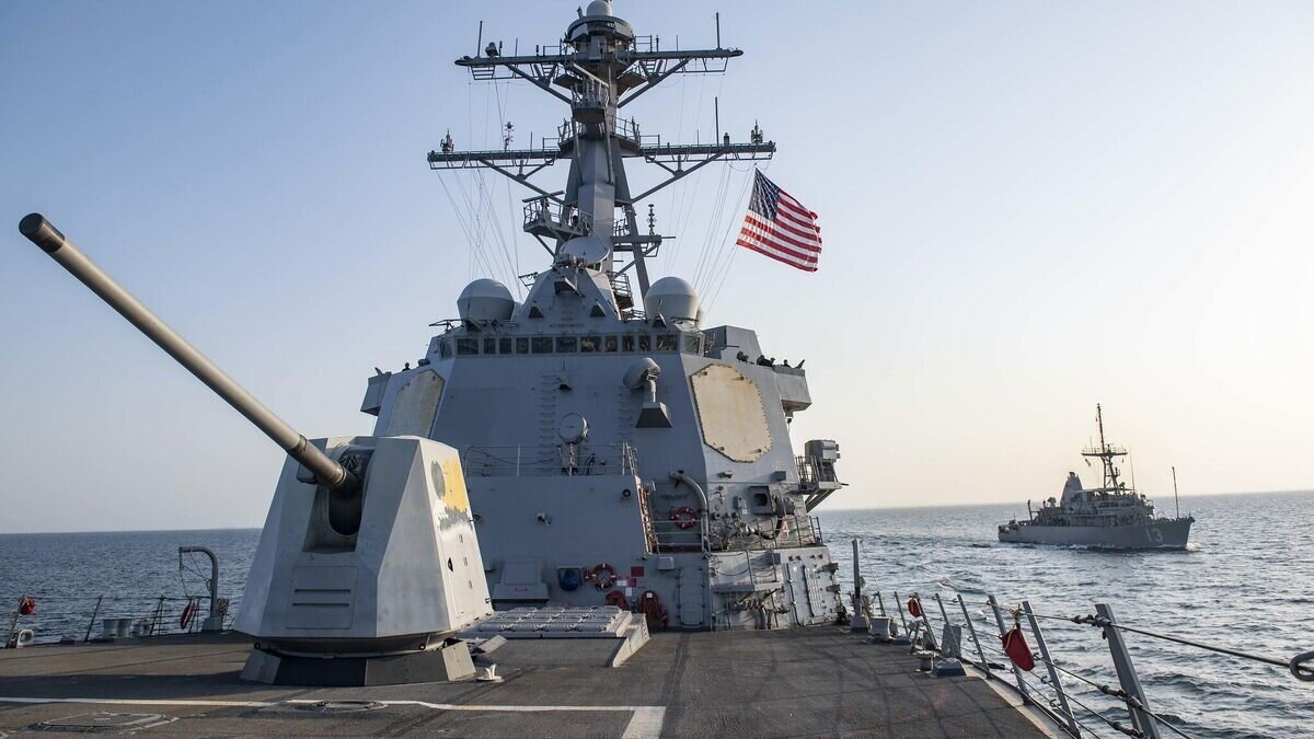    Эскадренный миноносец ВМС США USS Forrest Sherman (DDG 98)CC BY 2.0 / U.S. Navy photo by Mass Communication Specialist 2nd Class Raymond Maddocks / USS Forrest Sherman (DDG 98), left, and USS Dextrous (MCM 13) transit the Arabian Sea