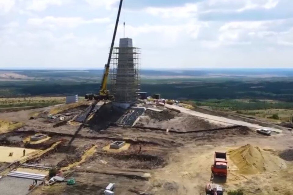     Ежедневно на объекте работают 238 специалистов, рабочих и механизаторов, 20 единиц строительной техники. Фото: Скриншот видео Правительство ДНР