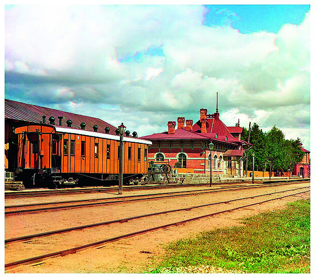 Свои поездки С. М. Прокудин-Горский совершал в пульмановском вагоне, оборудованном по указаниям фотографа (станция Бородино); на специально приспособленном для работы пароходе (Онежское озеро. Место спасательной станции. Устье реки Вытегры) и служебном поезде (железнодорожный мост через реку Шую)