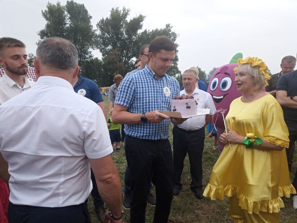     Орловскому губернатору достался торт "Кромы-875" Сергей Силаев