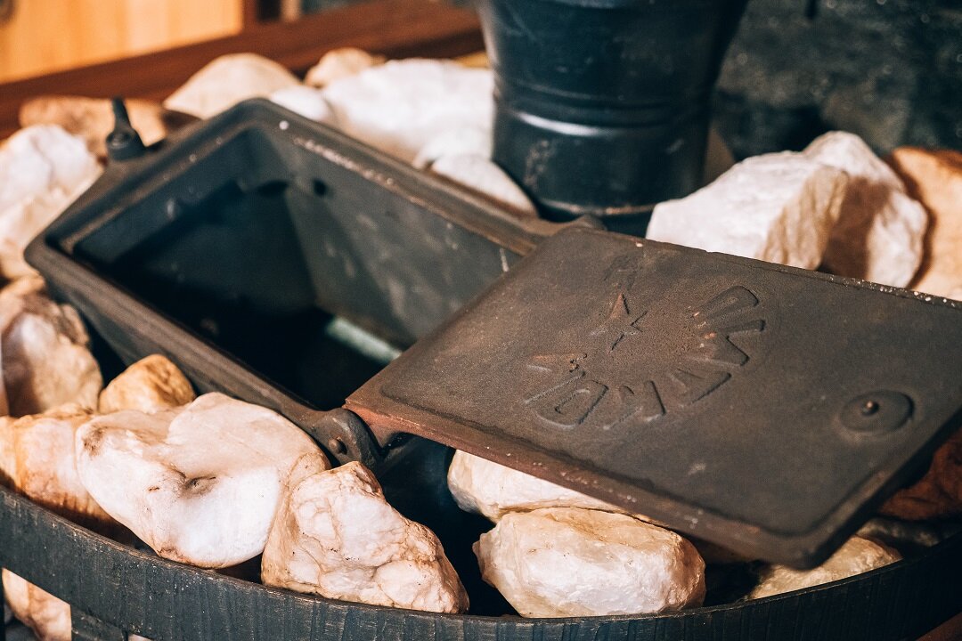 Закрытая каменка в печи для бани Везувий Ураган