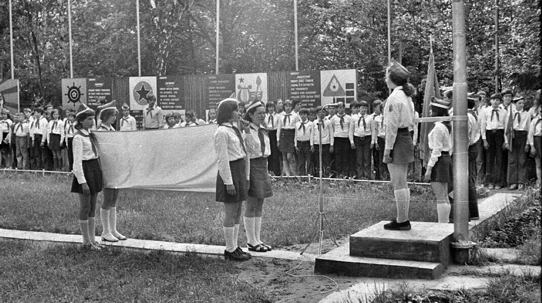 П л сказка. Пионерский лагерь салют Зюзино. Пионерский лагерь салют Минусинск. Пионерский лагерь имени Титова Одинцовский район. Пионерский лагерь рассвет красная Пахра.