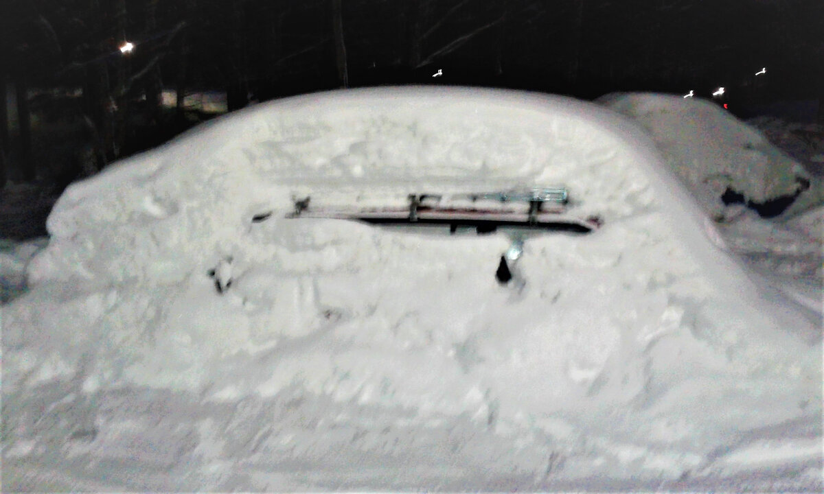 Внутри сугроба спряталась машина😊)