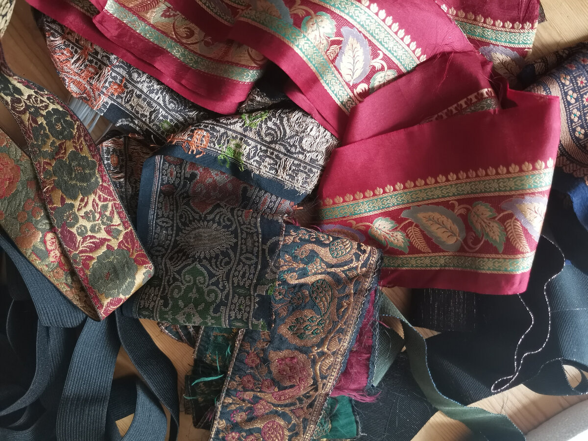 Парча и жаккард - родственники в мире изысканных тканей