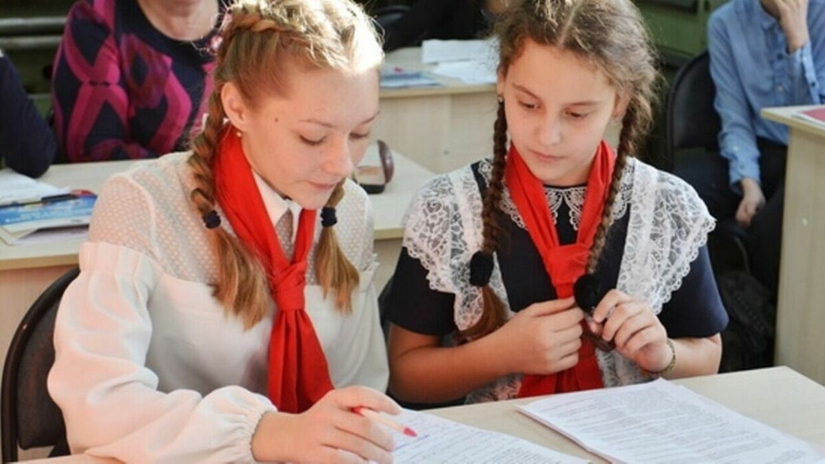    Всероссийский центр изучения общественного мнения (ВЦИОМ) провел опрос среди учащихся российских школ, по итогам которого определился мессенджер, наиболее популярный у школьников.