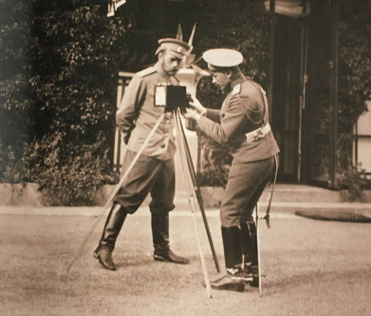 Царь умел обращаться с камерой. Впрочем, в начале XX века весь процесс фотографирования сильно упростился. 