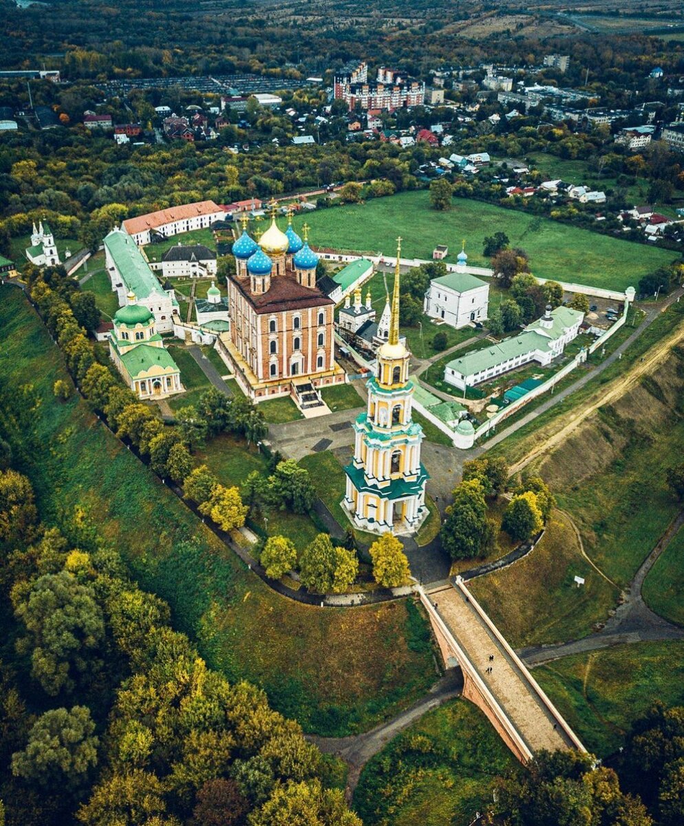 Рязанский историко-архитектурный музей-заповедник находится на холме между реками Лыбедь и Трубеж. Будучи самой древней частью Рязани и старейшим музеем России, Рязанский кремль входит в реестр особо ценных объектов культурного наследия РФ. На территории заповедника сохранилось множество светских и религиозных строений: соборы, башни, дворец, гостиницы, хозяйственные постройки XV—XIX вв. Посещение кремля входит в обязательную программу каждого туриста, приезжающего в Рязань. Здесь можно не только увидеть старинные постройки, но и взглянуть на многочисленные экспозиции, где представлены предметы быта, произведения искусства и народного творчества, орудия труда, оружие и другие артефакты.