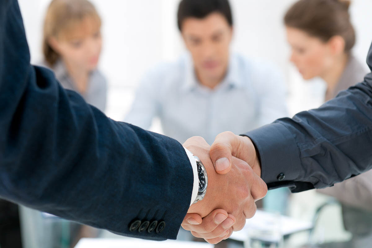 Доверие в бизнесе. Бизнес рукопожатие. Сотрудничество с партнерами. Сотрудничество с клиентом. Рукопожатие деловых партнеров.