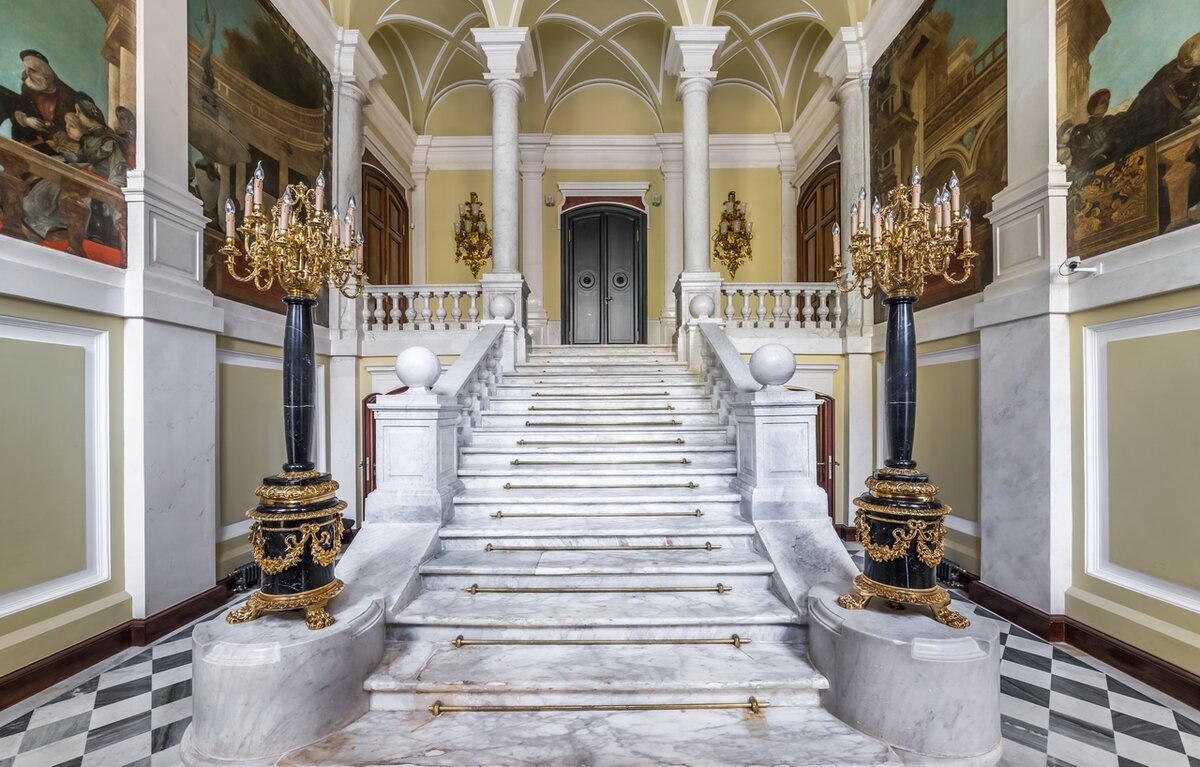 Парадная лестница особняка  Трубецких-Нарышкиных, фото expospb.com