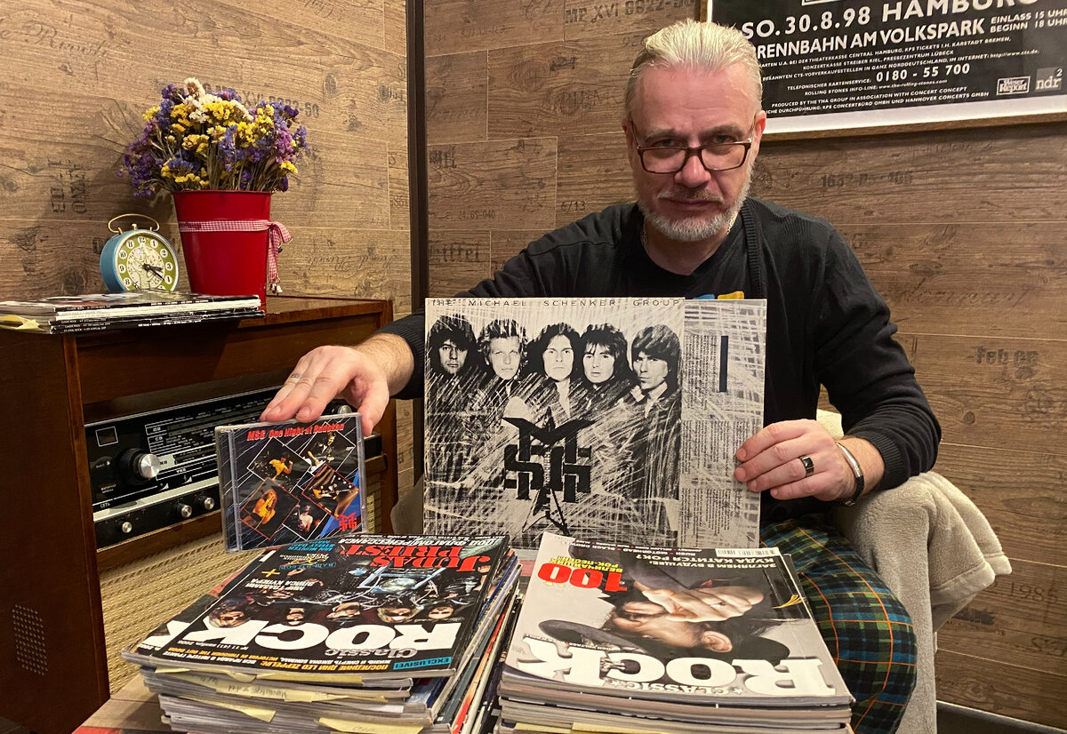 Rockdigger  c оригинальной британской виниловой версией альбома "M.S.G." 1981 и с японской версией 2CD "One Night At Budokan" в руках.