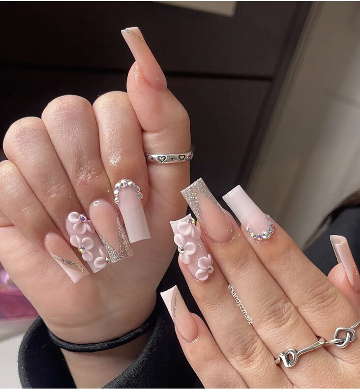 Обилие крупных элементов в виде страз уже не в тренде. Даже если вас ждет торжественное событие, лучше обойтись без них, чтобы не стать «сорокой на балу». Замените стразы глиттером или светоотражающими гель-лаками. 