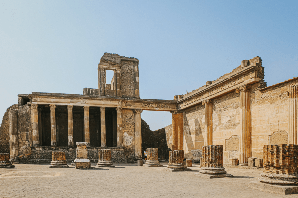 https://ru.freepik.com/free-photo/forum-at-the-archaeological-ruins-of-pompeii-and-herculaneum_16538087.htm#query=Ancient%20Rome&position=8&from_view=search&track=ais