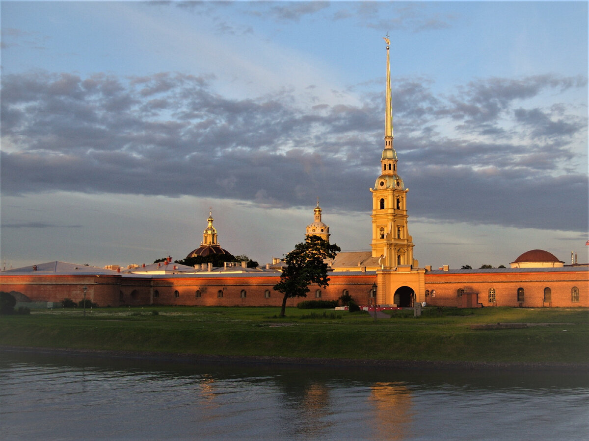 Санкт-Петербург. Петропавловская крепость в лучах заката.