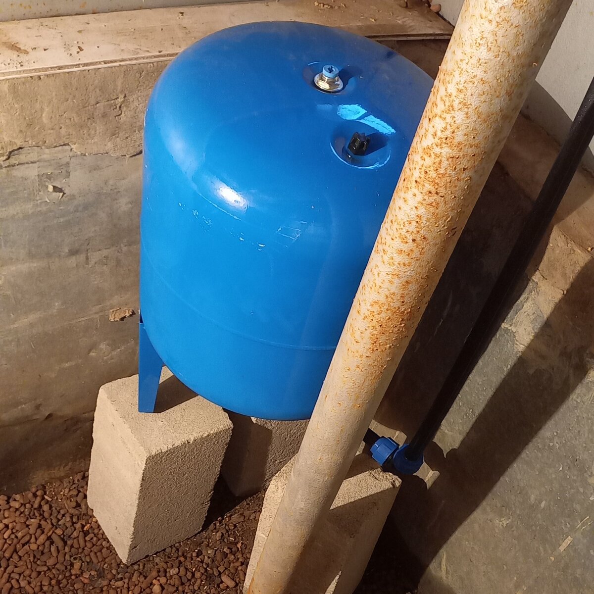 Полы зальём по верх блоков и сделаем приямок для откачки воды.