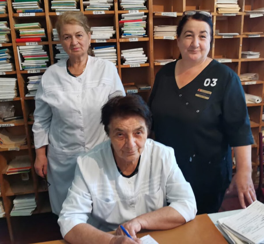 Старожилы Орджоникидзевской учасковой больницы: медсестра Рита Нартикова (в центре), лаборант Рита Аджибекова (слева), фельдшер скорой помощи Светлана Эркенова, как и весь коллектив, в предвкушении новоселья. Фото автора.