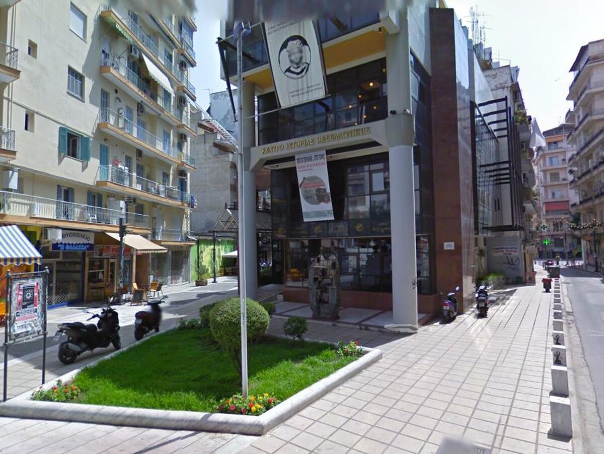 Вид на улицу, где раньше был ипподром на котором был установлен Кровоточащий камень. Карты Гугл