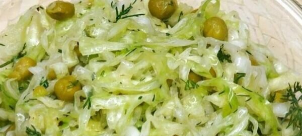 Салат из свежей капусты с зеленым горошком