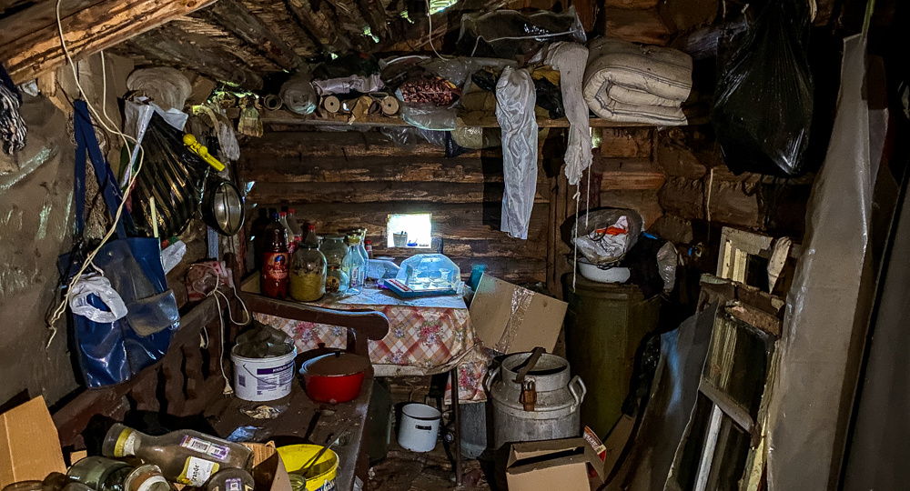 Люди бросили все свои вещи и бежали из этой деревни. Прогулялся по опустевшим домам и сделал любопытные фото